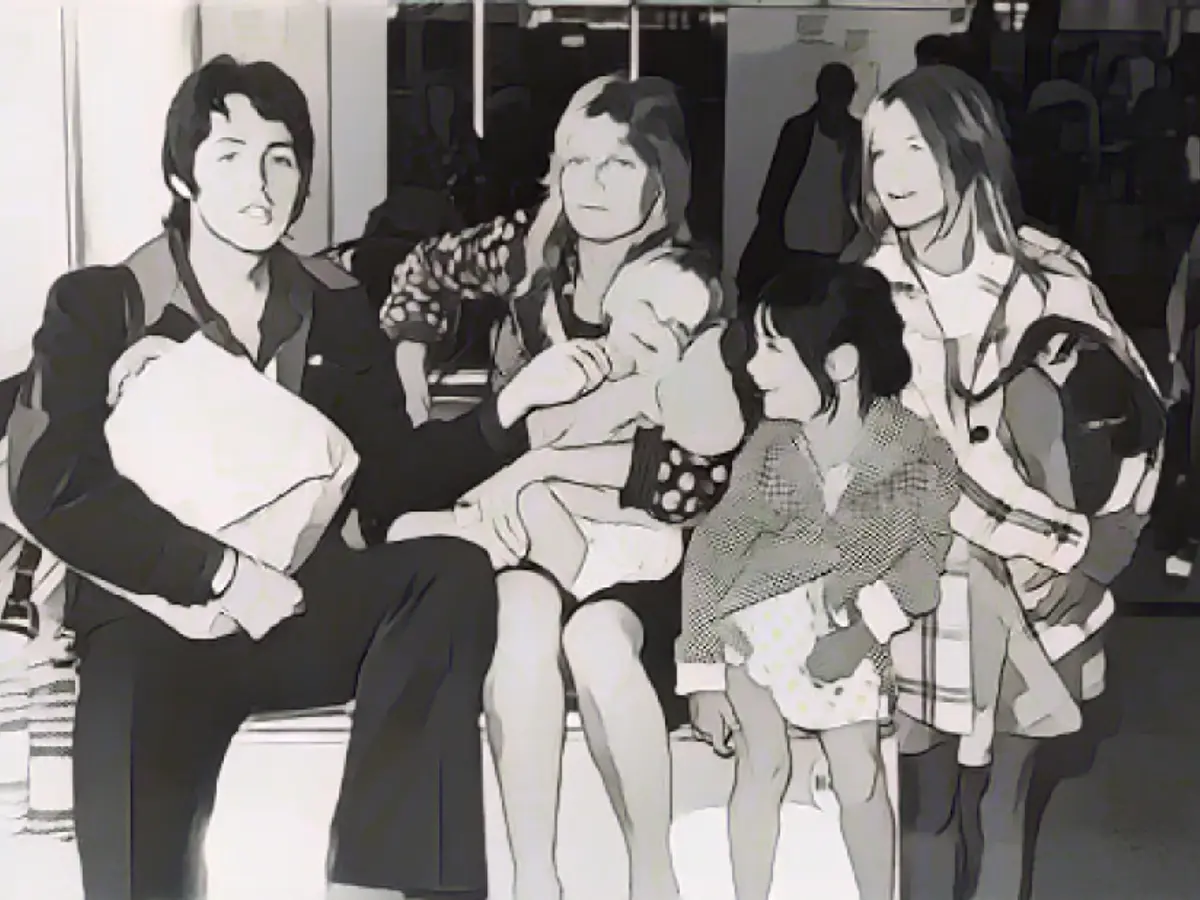 Fostul cântăreț al trupei Beatles, Paul McCartney, a născut-o pe fiica Beatrice cu fosta soție Heather Mills la vârsta de 61 de ani. Aici este fotografiat alături de prima sa soție, Linda, și de fiicele lor în 1974.