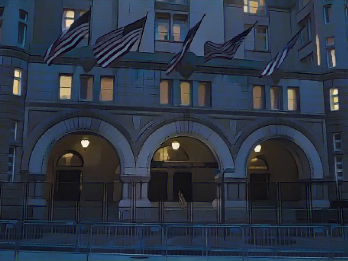 Washington DC'deki Trump International Hotel'in önünde 17 Ocak 2021'de kurulan barikatlar.