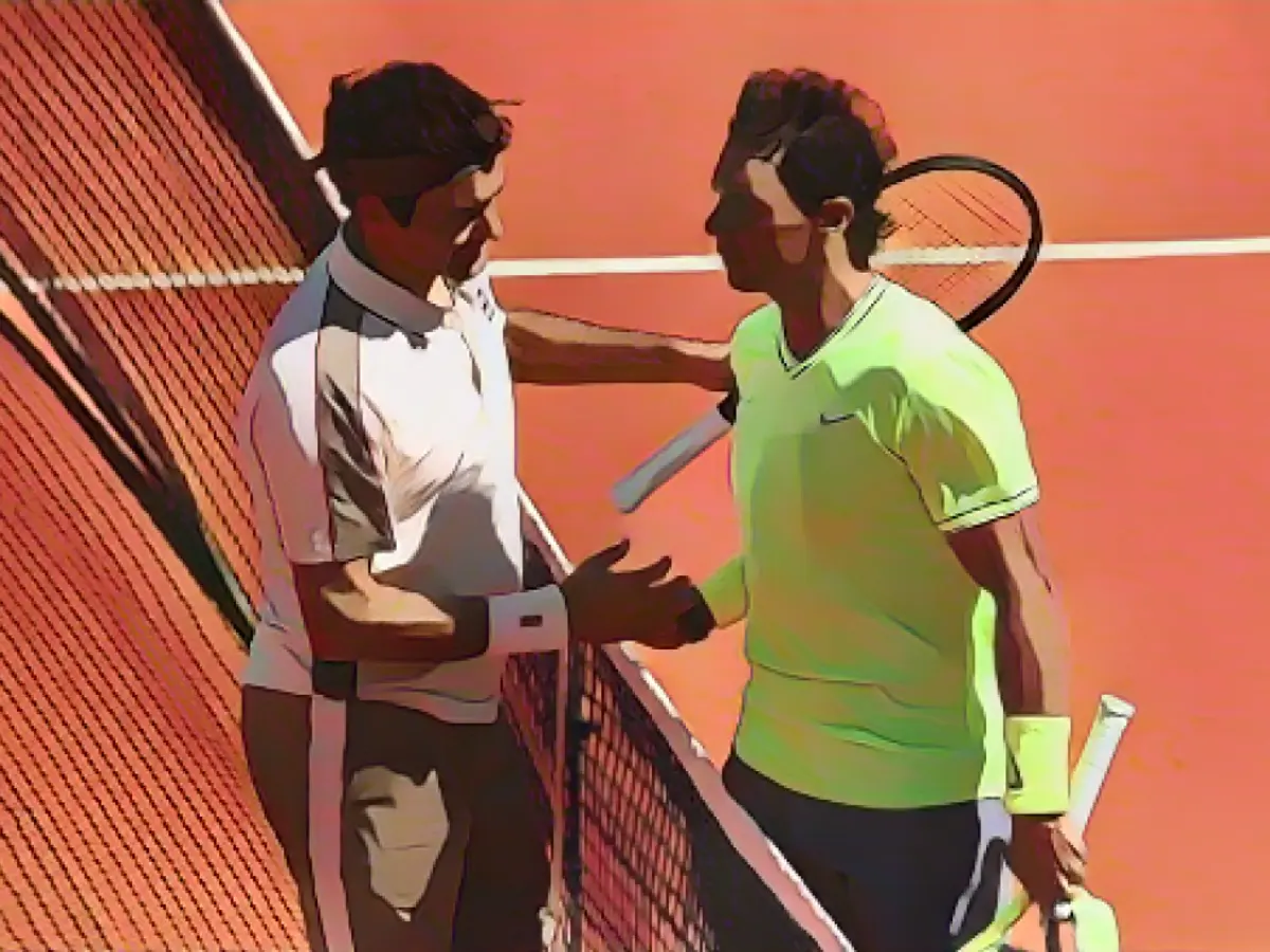 Rafael Nadal (sağda) ve Roger Federer Fransa Açık yarı finalinin ardından filede buluştu.