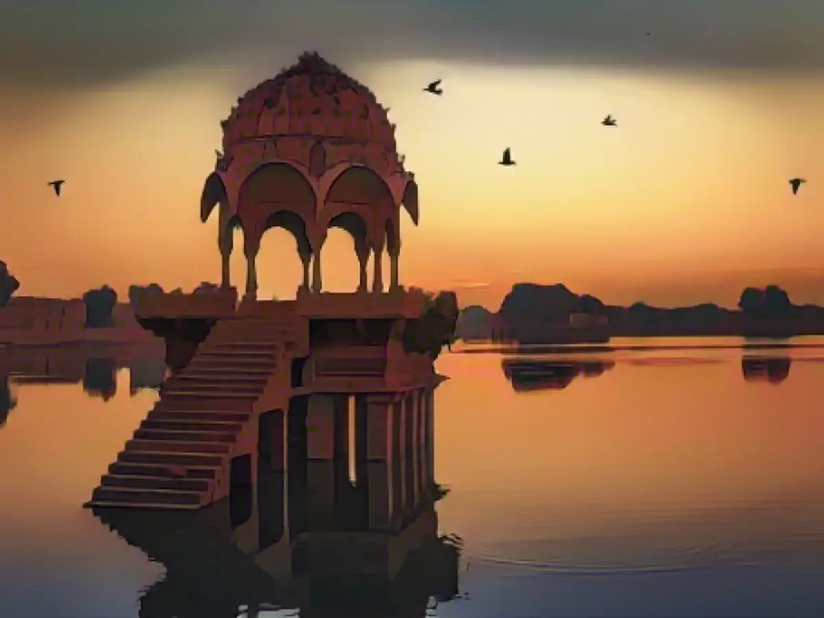 Lacul Gadisar, fotografiat aici la răsăritul soarelui, este un lac artificial din Jaisalmer, Rajasthan.