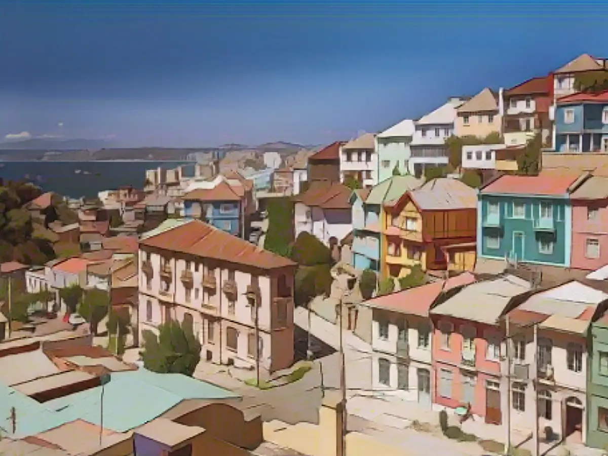 Orașul portuar Valparaíso este cunoscut pentru casele sale colorate de pe faleză.