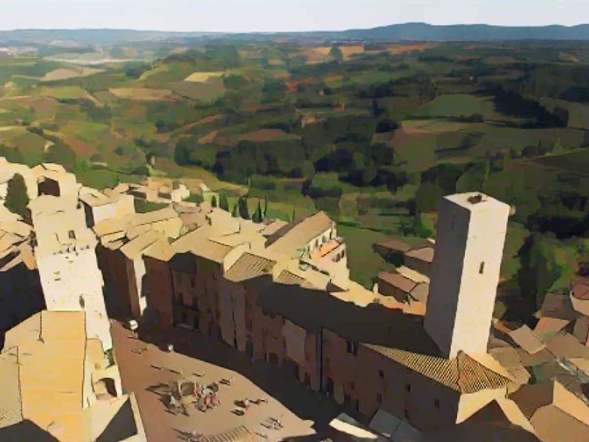 San Gimignano este un oraș medieval înconjurat de ziduri din Toscana, unul dintre cele 10 orașe regionale alese de Lonely Planet.