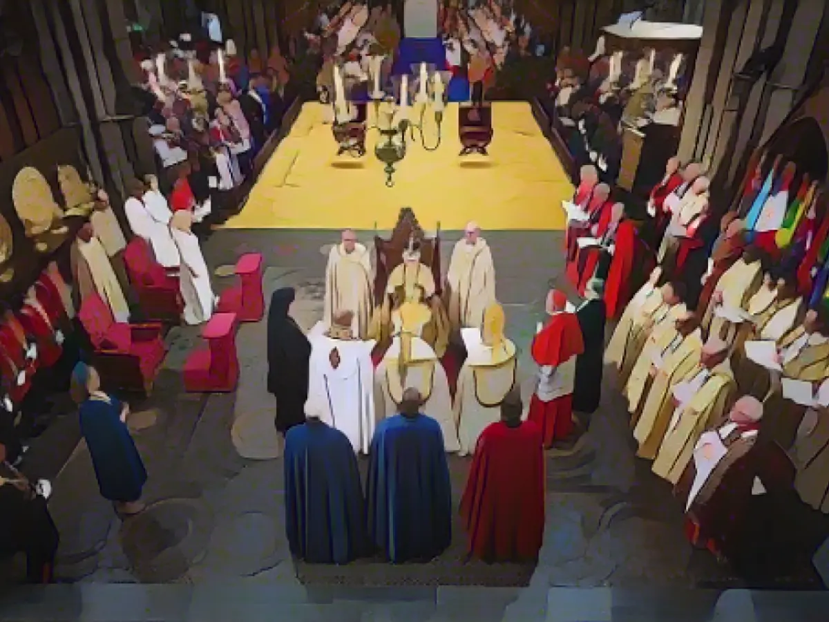 Re Carlo durante la cerimonia di incoronazione nell'Abbazia di Westminster.