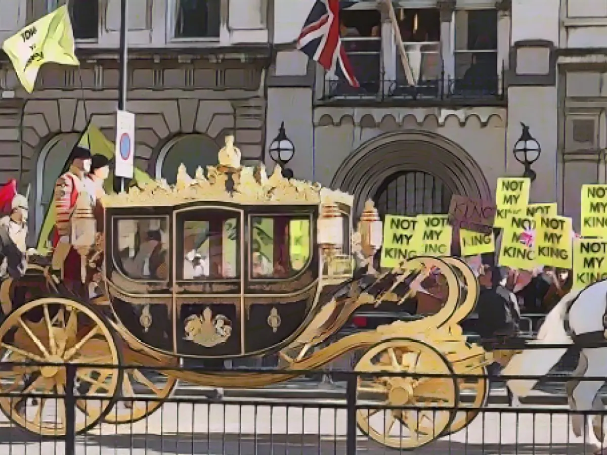 Demonstranten demonstrieren im November vor der Eröffnung des Parlaments gegenüber den Houses of Parliament in London.