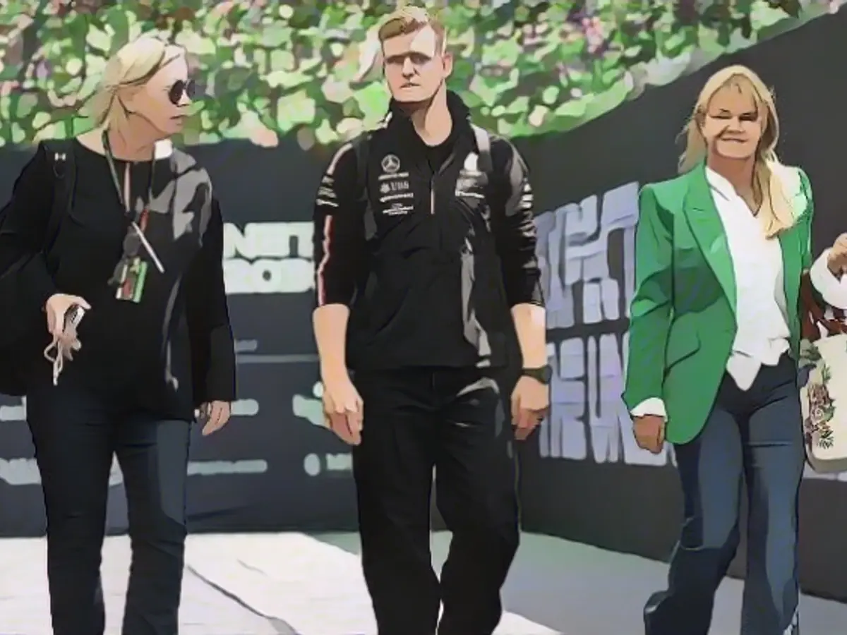 Connected for many years: Sabine Kehm, Mick Schumacher and Corinna Schumacher.