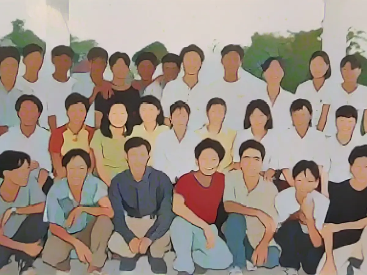 KOTO'nun 1999 yılındaki ilk mezun sınıfı.