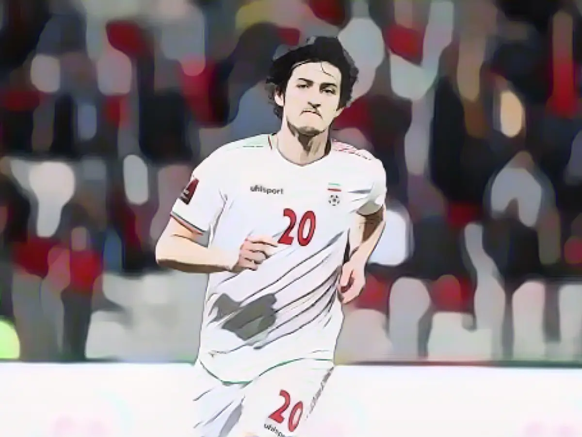 Sardar Azmoun İran için kilit bir oyuncu. Suudi Arabistan'ın Cidde kentindeki Kral Abdullah Uluslararası Stadyumu'nda 16 Kasım 2021 tarihinde Suriye'ye karşı oynanan Dünya Kupası eleme maçında gol attıktan sonra resmediliyor.