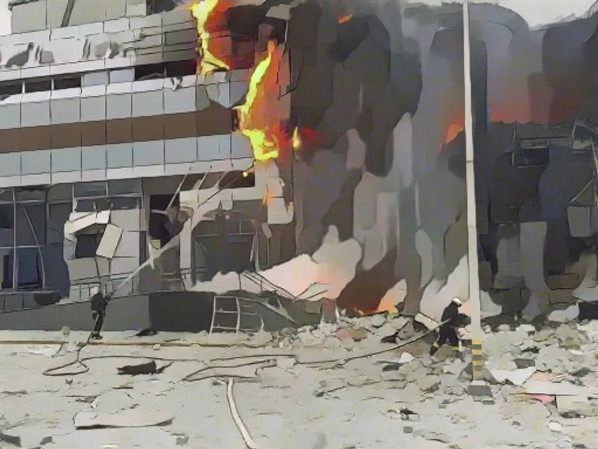 Feuerwehrleute reagieren auf die Beschädigung eines Gebäudes nach einem russischen Angriff in Kiew am 29. Dezember 2023.
