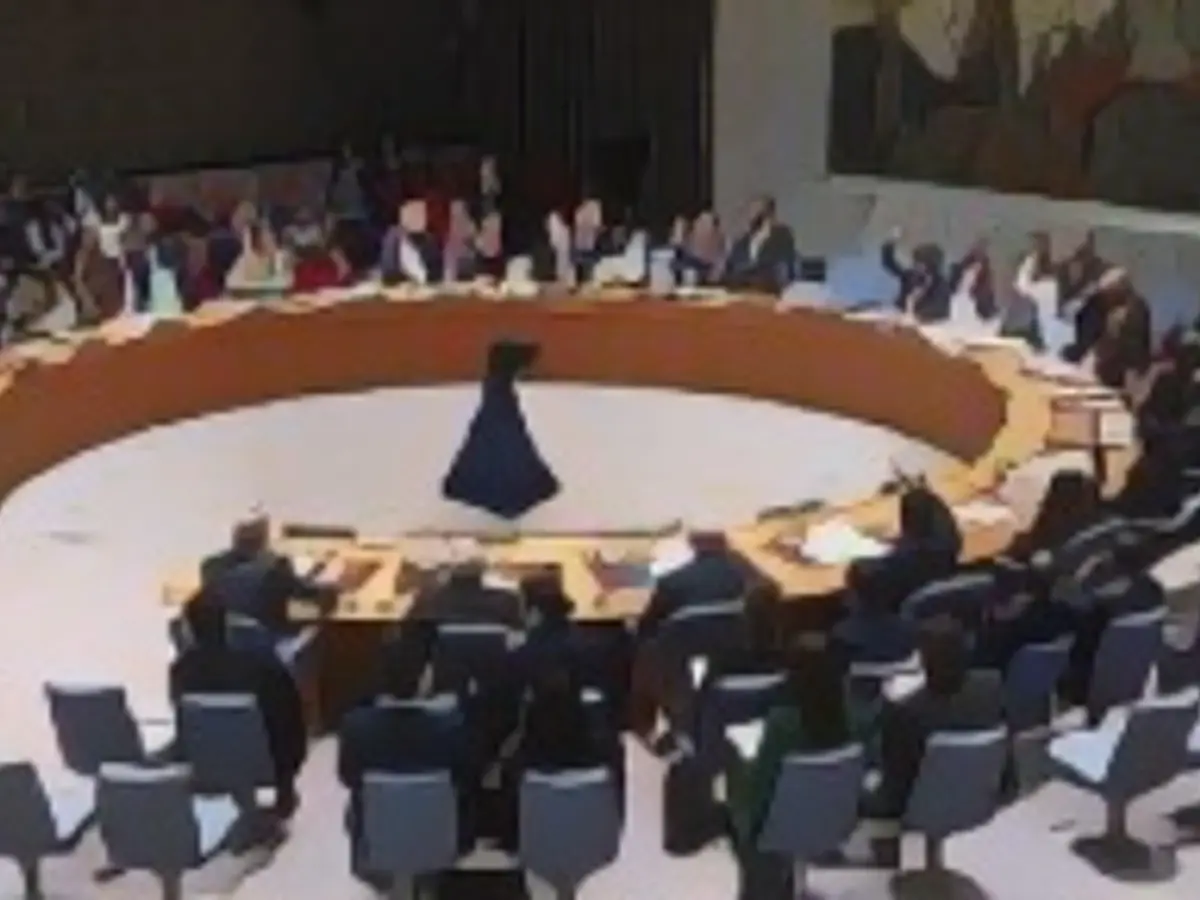Члены Совета Безопасности ООН голосуют по резолюции, призывающей создать гуманитарные коридоры в секторе Газа, во время заседания в штаб-квартире ООН в Нью-Йорке в пятницу.