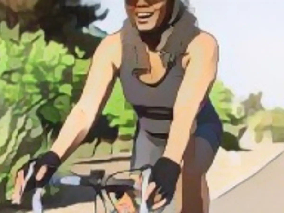 Atractiv senior negru atractiv Femeie de ciclism