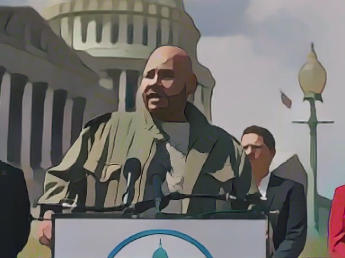 Fat Joe a luat cuvântul la o conferință de presă privind transparența prețurilor în domeniul sănătății, alături de Congressional Hispanic Caucus, la Washington, DC, în aprilie.