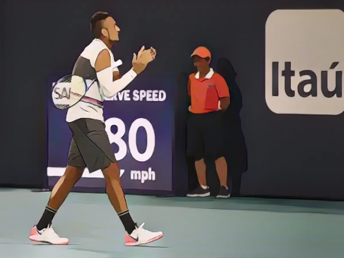 Kyrgios applaude mentre il tifoso viene accompagnato fuori dal campo