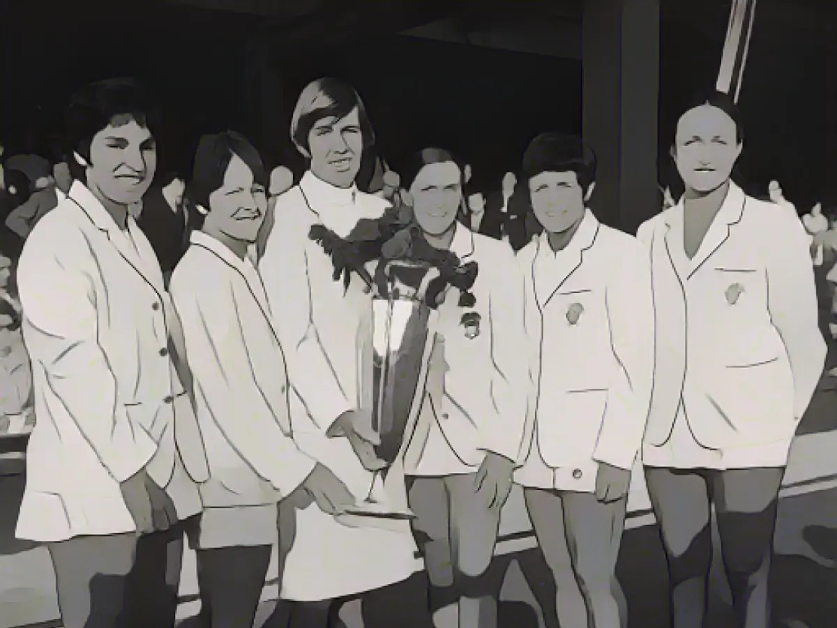 Хельдман (крайняя слева) позирует вместе со своими подругами по команде после победы в Кубке Уайтмана 1970 года, ежегодном соревновании между лучшими игроками-женщинами из США и Великобритании.