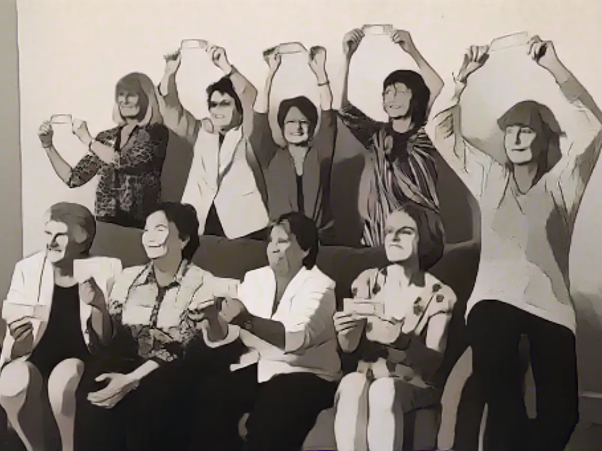The Original Nine recreează fotografia lor iconică din 1970 în 2012, cu Julie Heldman (jos în dreapta), care nu apărea în imaginea originală, în locul mamei sale. Femeile țin în mână bancnote de un dolar, care comemorează contractele profesionale simbolice pe care le-au semnat pentru a-și afirma angajamentul față de circuitul Virginia Slims.
