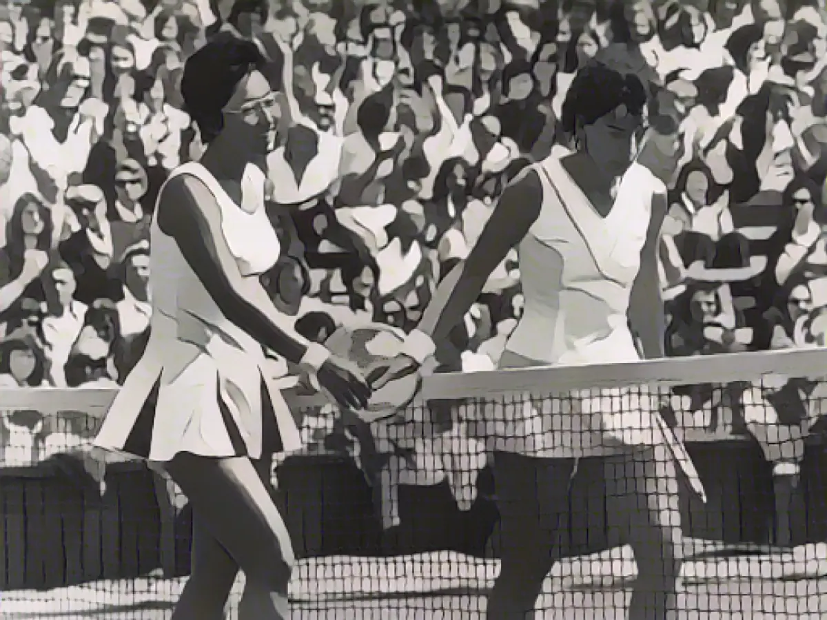 Хельдман (справа) встречает Казуко Саваматсу у сетки после встречи с японской теннисисткой на Уимблдоне в 1974 году.