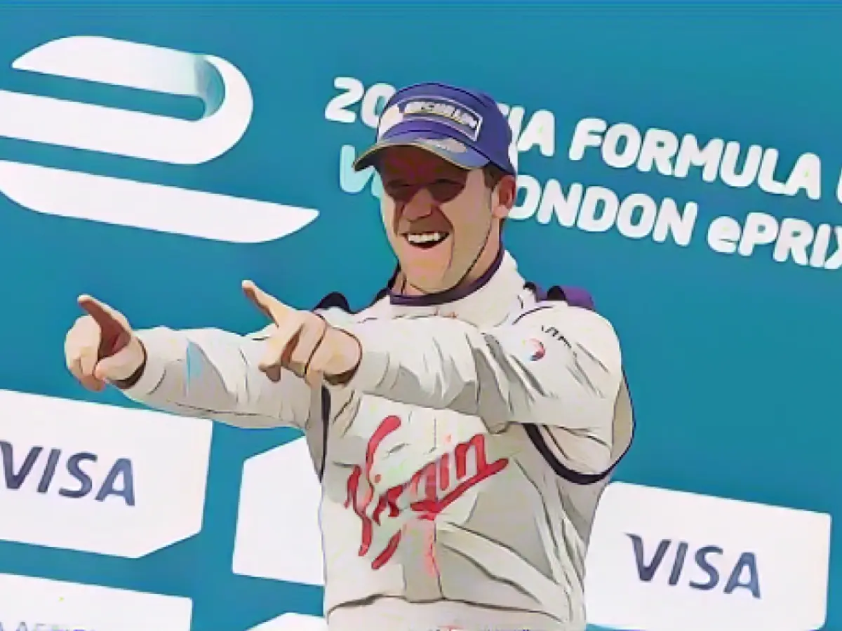 Сэм Берд празднует победу в London ePrix в июне 2015 года.