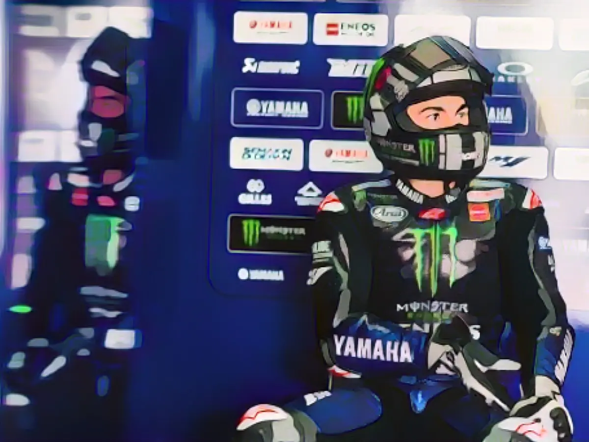 Маверик Виналес из команды Movistar Yamaha MotoGP наблюдает за происходящим во время тестов в Дохе, Катар.