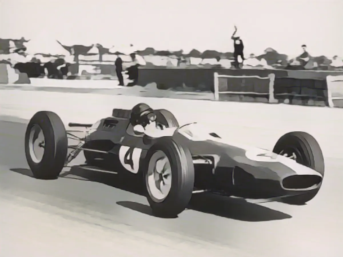 Introdus la jumătatea anului 1962, Lotus 25 a revoluționat construcția mașinilor de curse cu șasiul 