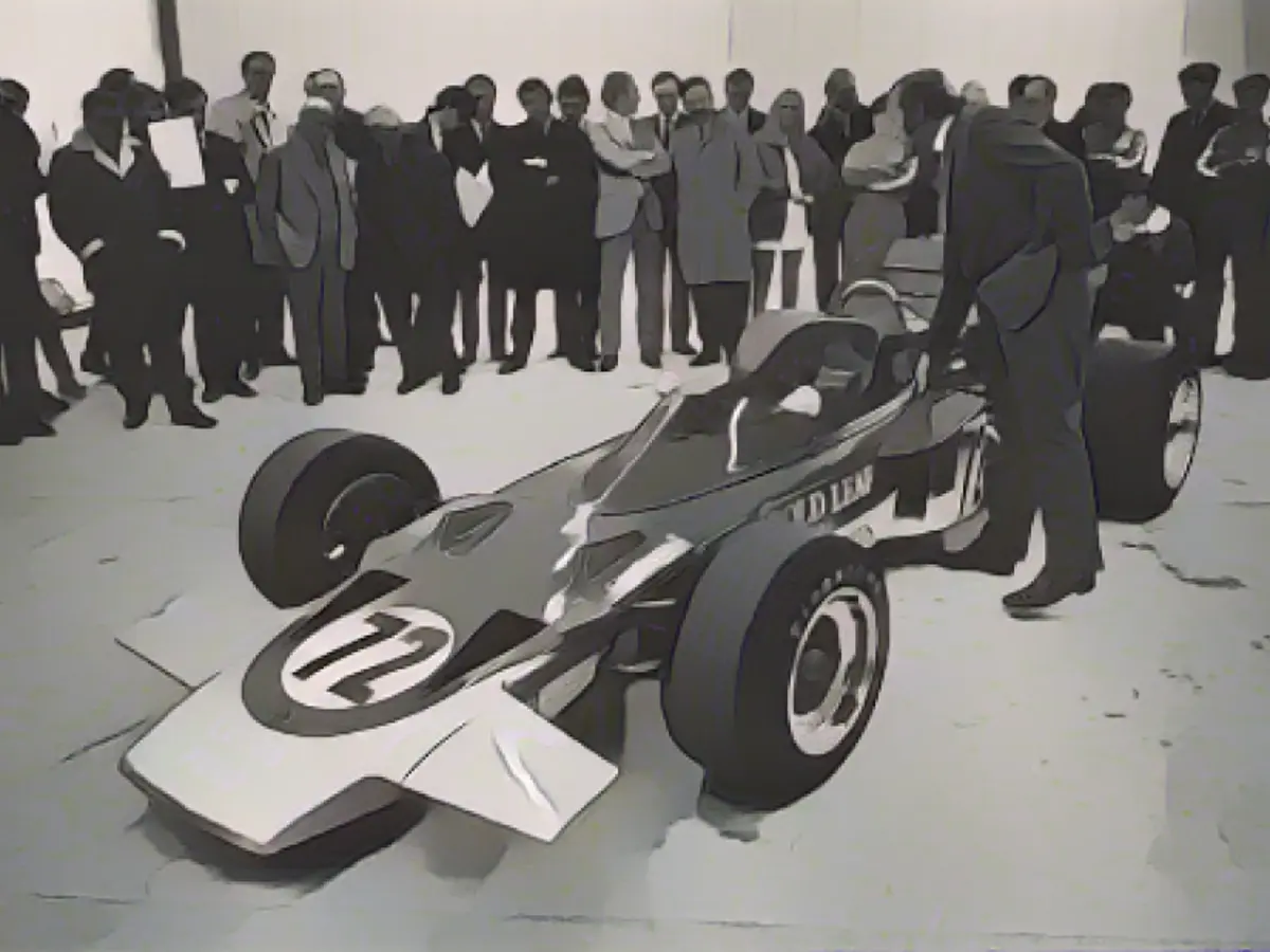 Profilul de bază al mașinilor de Formula 1 a fost modificat pentru totdeauna în 1970, când Colin Chapman a produs modelul Lotus 72. În mod surprinzător, Lotus 72 a continuat să concureze cu echipa de uzină și cu piloții particulari până în 1975, la cinci ani de la concepția sa.