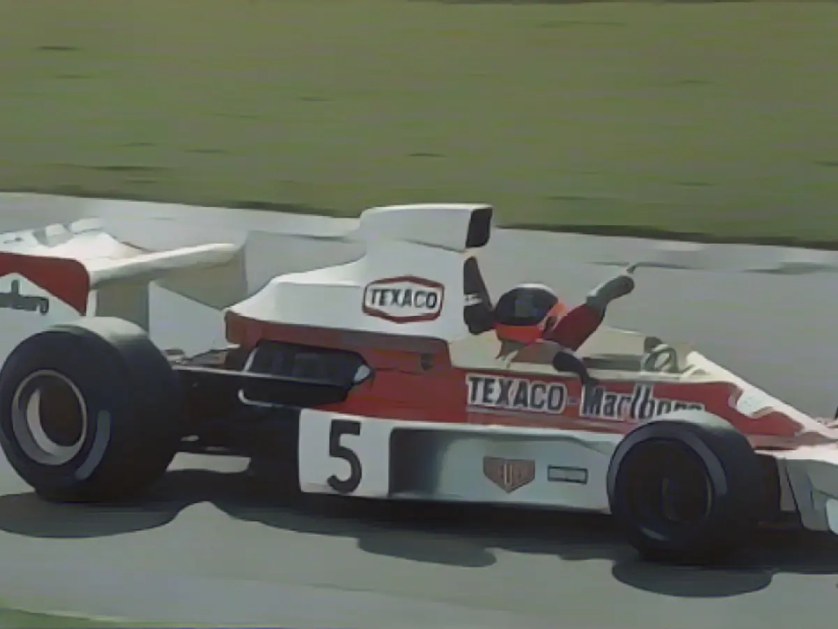 Rezistența, simplitatea și integritatea designului în formă de pană al modelului M23 i-au adus lui Emerson Fittipaldi titlul în 1974...