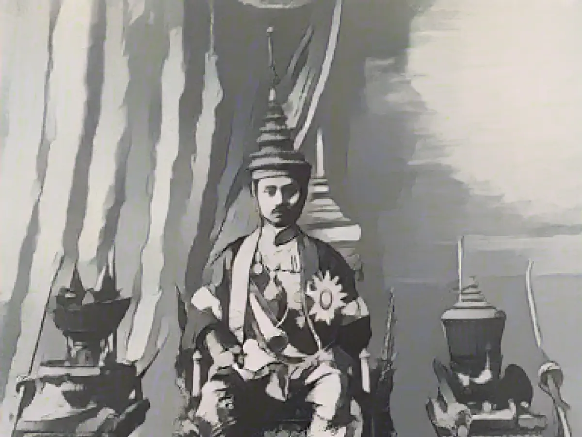 Re Prajadhipok, o Rama VII, ritratto sul trono con vari oggetti della regalia reale in occasione della sua incoronazione del 1926.