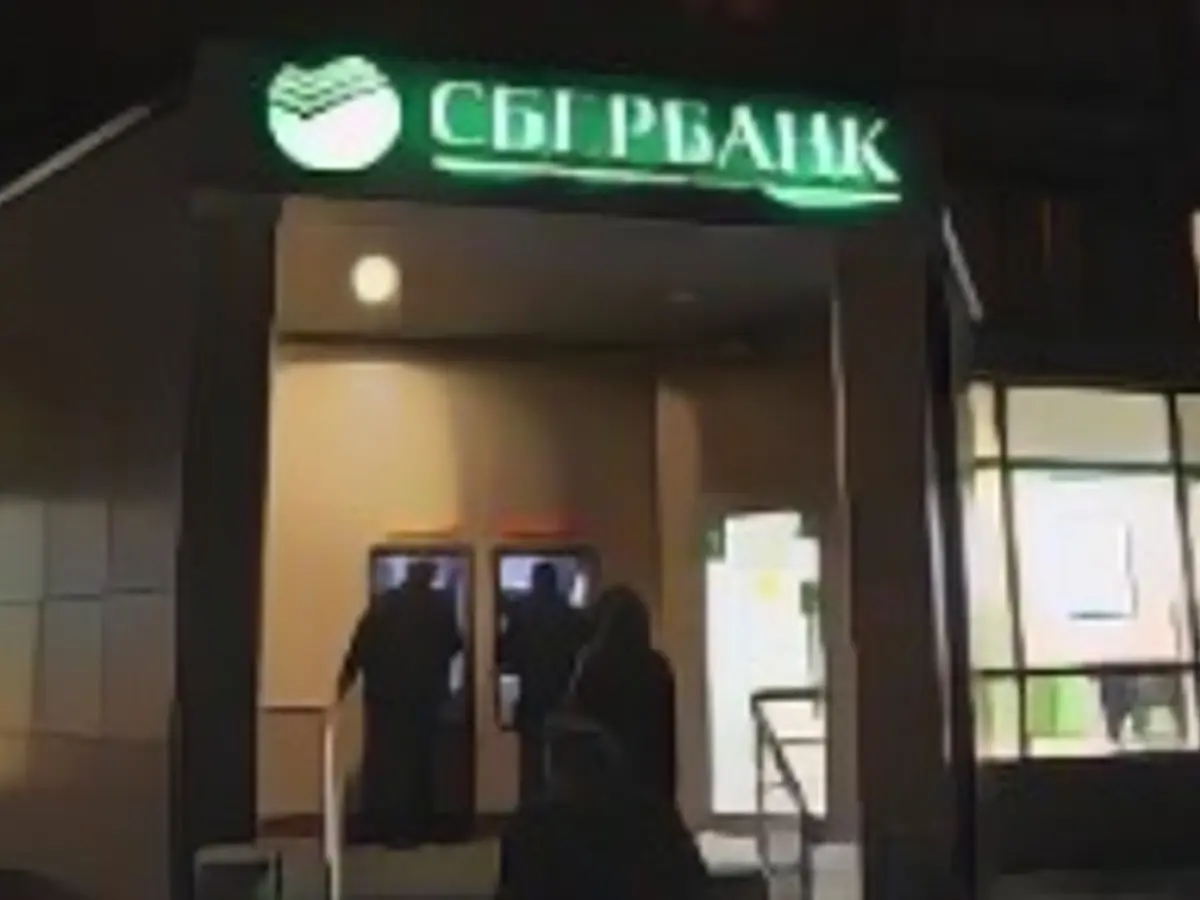 Люди выстраиваются в очередь у банкомата Сбербанка, включенного в санкционный список ЕС и США 28 февраля 2022 года в Москве, Россия.