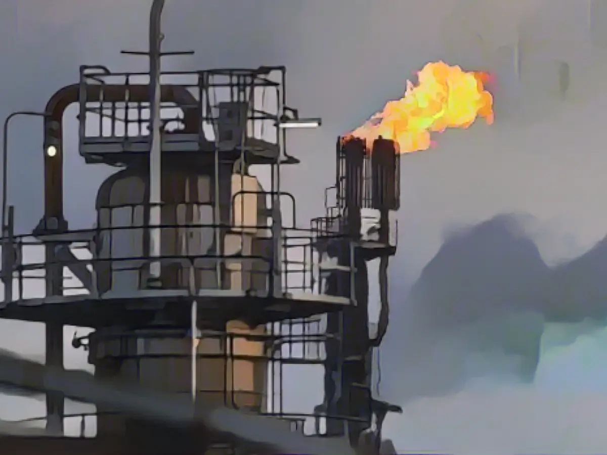 Избыток газа сжигается на заводе по переработке сырой нефти в Германии.