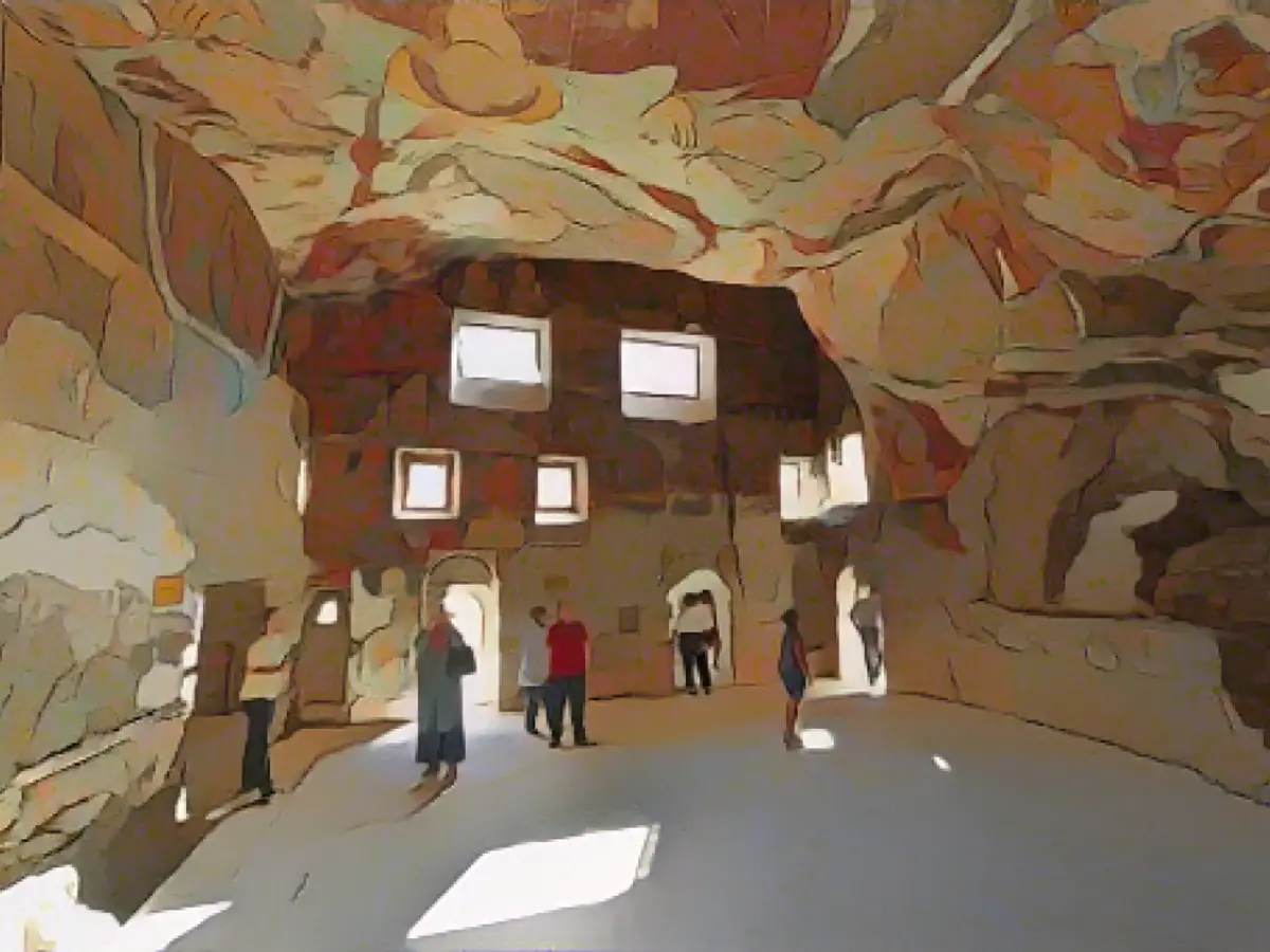 Фрески покрывают интерьер Скальной церкви в монастыре Сумела в Черноморском регионе Турции.