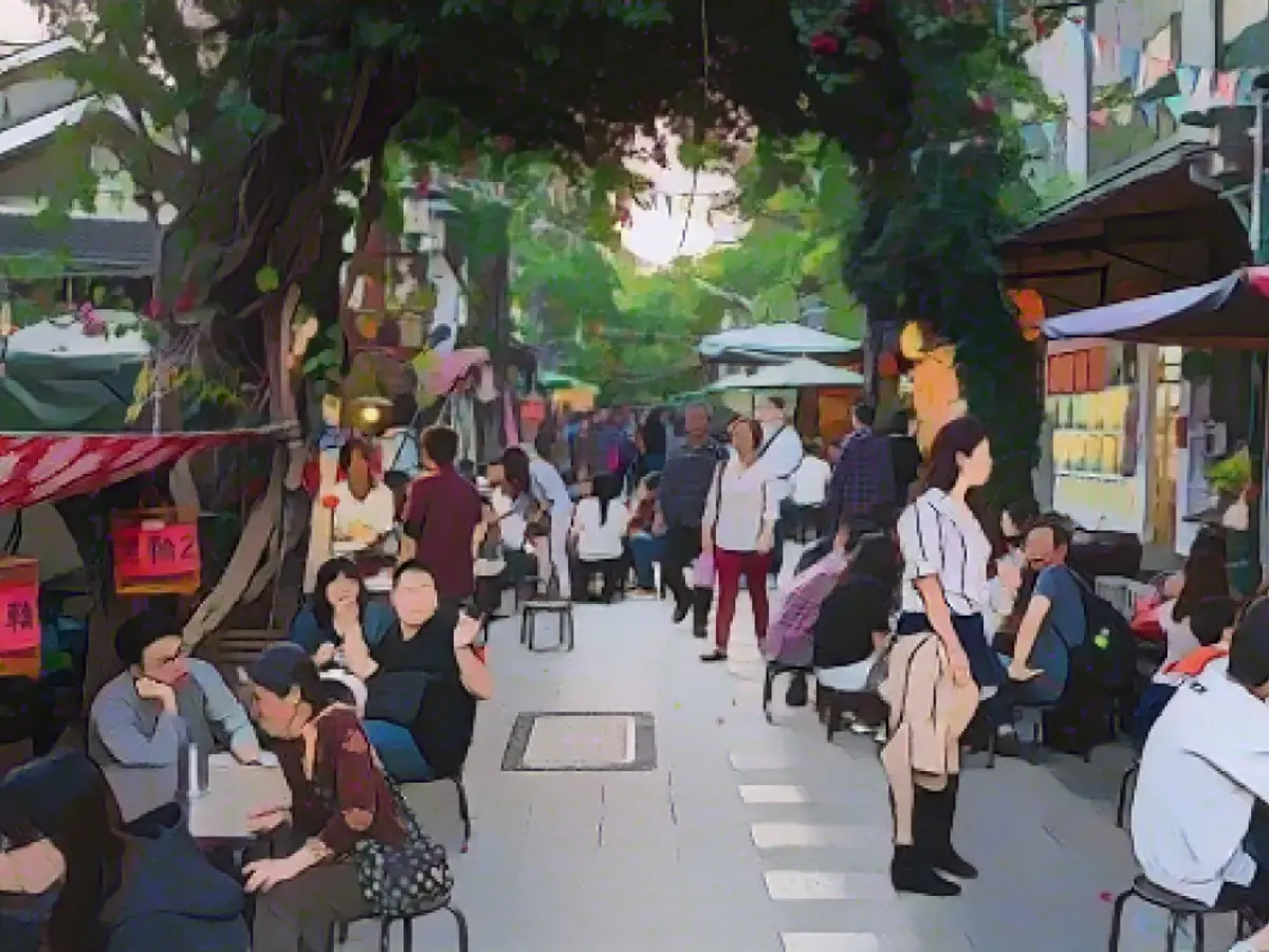 Тайнань известен своей процветающей сценой уличной еды. Здесь изображена пешеходная улица Фучжун.