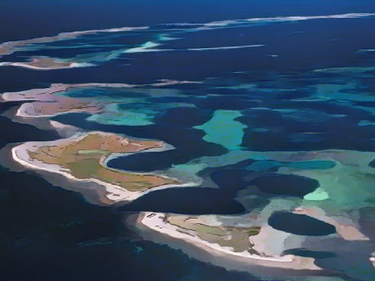 На Аброльских островах расположены одни из самых красивых участков кораллового побережья Австралии.