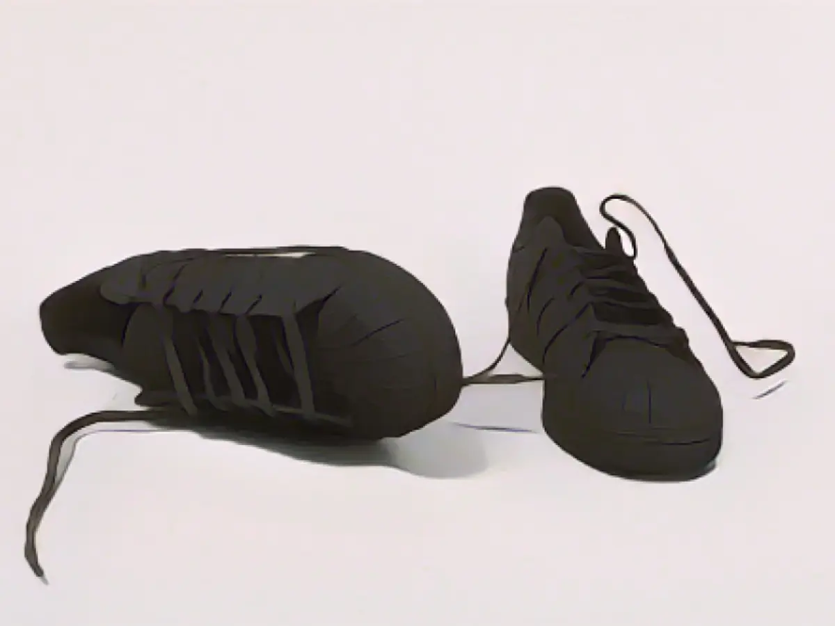Într-un colț, o pereche de pantofi de sport este turnată pe neașteptate în bronz. Materialele surprinzătoare au fost esențiale, spune Ingar Dragset: 