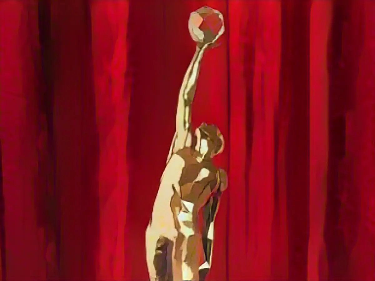 Trofeul din bronz prezintă un jucător care caută o minge de baschet din cristal.