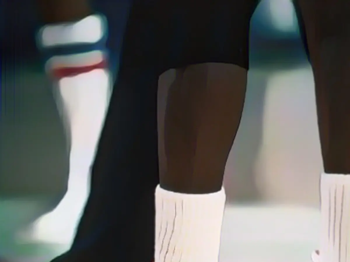 После перехода в профессионалы Джордан заключил выгодное соглашение с компанией Nike, и его первые кроссовки 