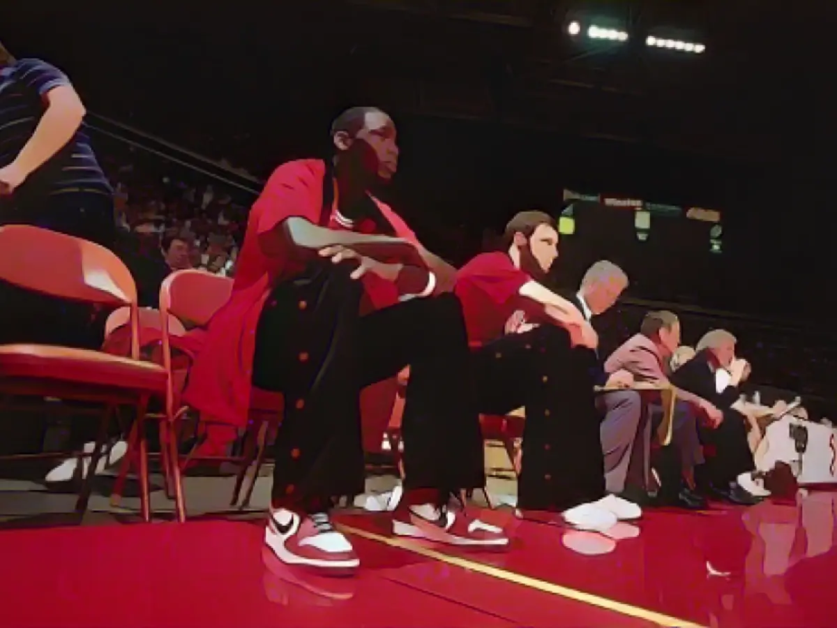 Джордан отдыхает на скамейке запасных во время игры в Атланте. В 1985 году Джордан стал новичком года в НБА, но 