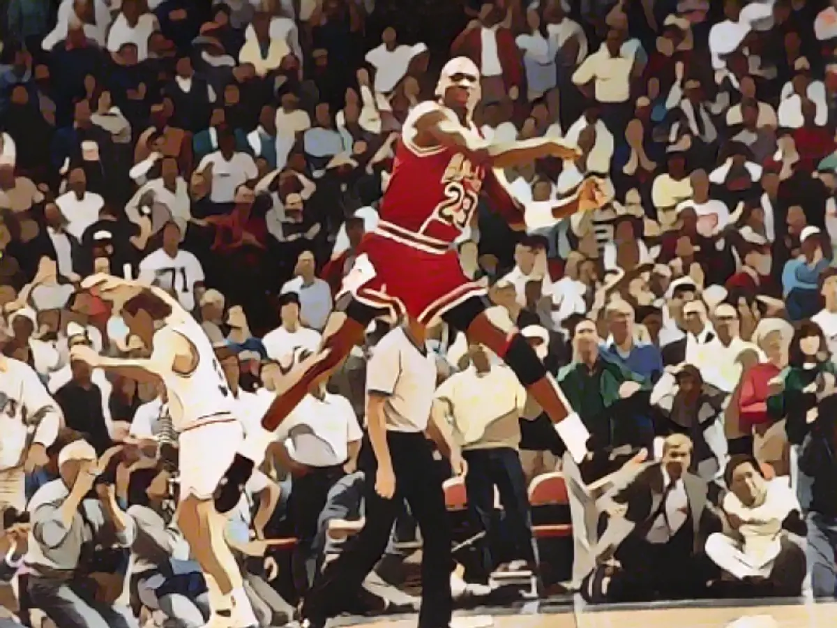 Jordan sărbătorește după ce a marcat un coș care a eliminat Cleveland din playoff-ul NBA în 1989. Meciul a devenit cunoscut sub numele de 