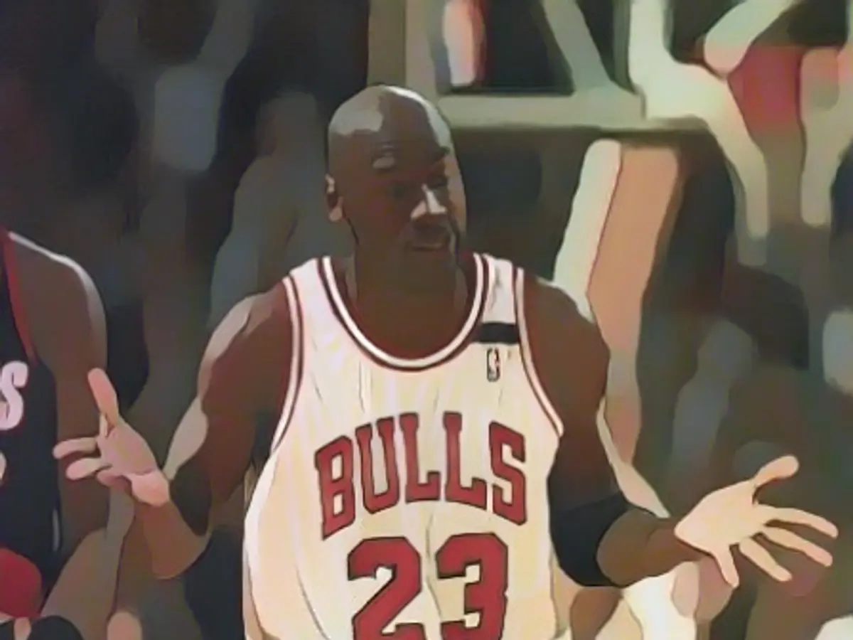 Jordan ridică din umeri după ce a marcat o altă aruncare de 3 puncte în timpul finalei NBA din 1992 împotriva lui Portland. Jordan a fost încintat în prima repriză a primului meci, marcând un record de 35 de puncte în finală, cu șase aruncări de 3 puncte. El a terminat meciul cu 39 de puncte, iar Bulls a continuat să câștige cu ușurință.