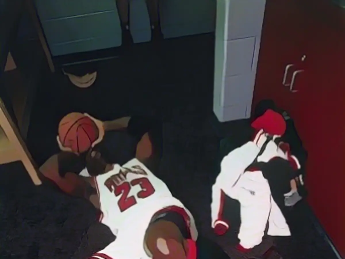 Nu a durat mult până când Jordan și Bulls și-au recâștigat tronul. În primul său sezon complet de revenire, Jordan a condus echipa Bulls la titlul NBA din 1996. Ei au învins Seattle în finală.