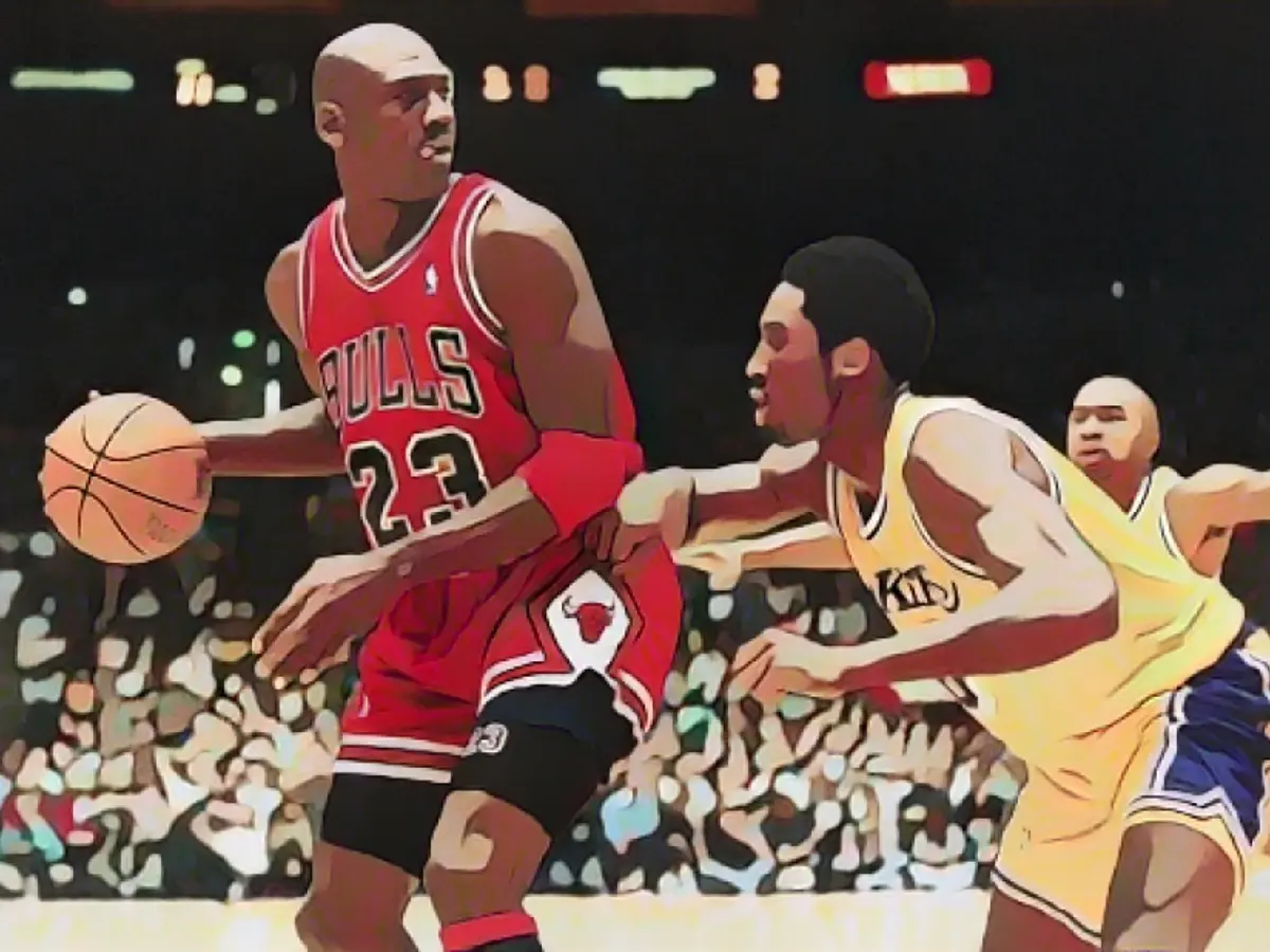 Jordan este păzit de un tânăr Kobe Bryant în 1998.