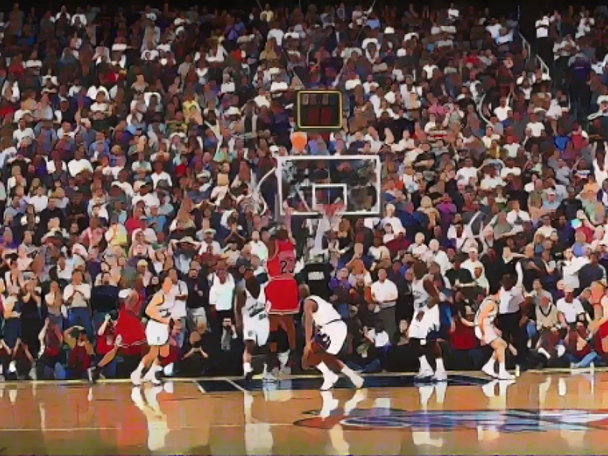 Jordan înscrie o săritură peste Bryon Russell de la Utah pentru a câștiga finala NBA din 1998. A fost ultima sa aruncare cu Bulls.