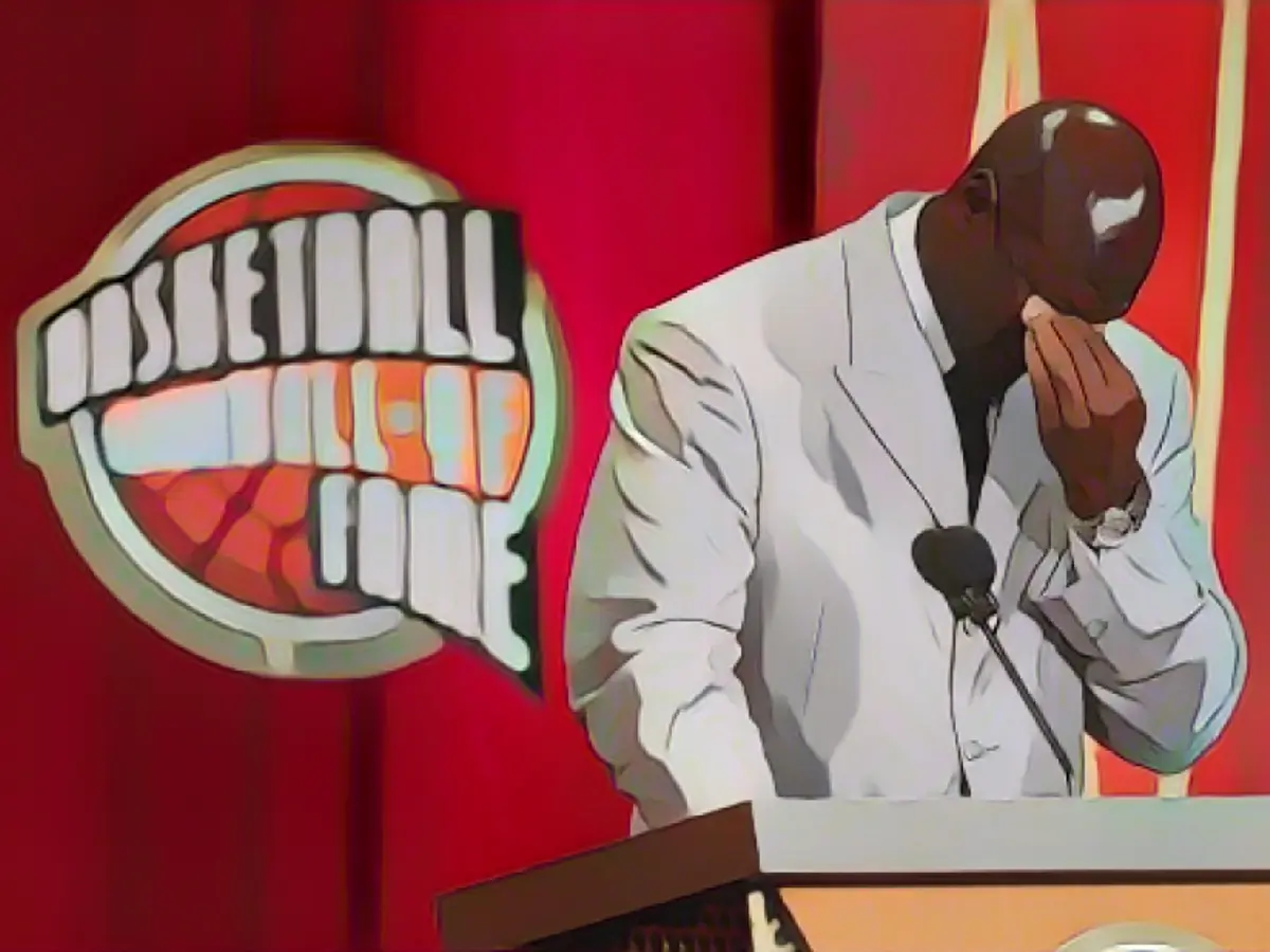 Jordan se emoționează în momentul în care este inclus în Basketball Hall of Fame în 2009. 