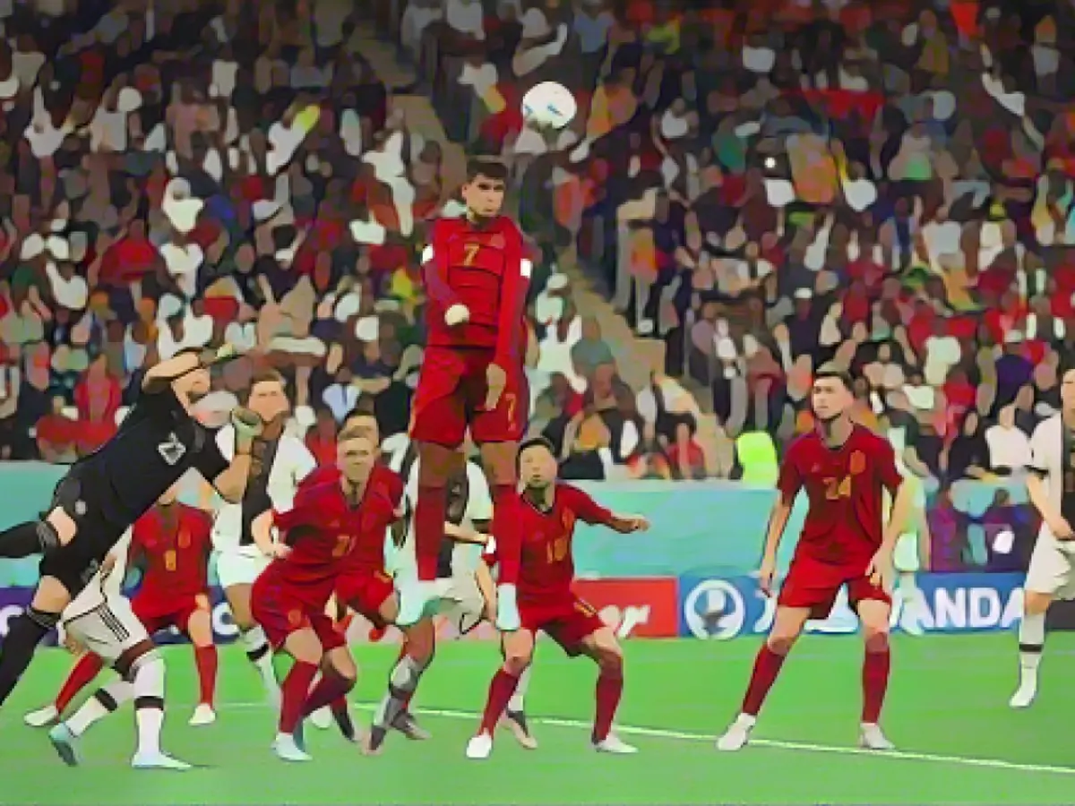 Альваро Мората (Испания) в прыжке отбивает мяч.