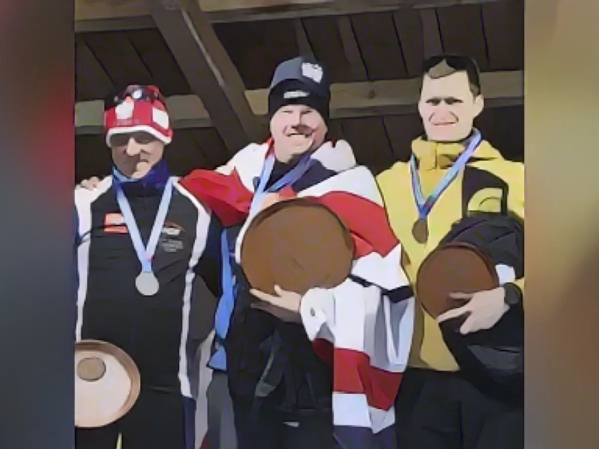 Hodgson sărbătorește câștigarea aurului pe zăpadă la Zuberec, Slovacia, în 2020.