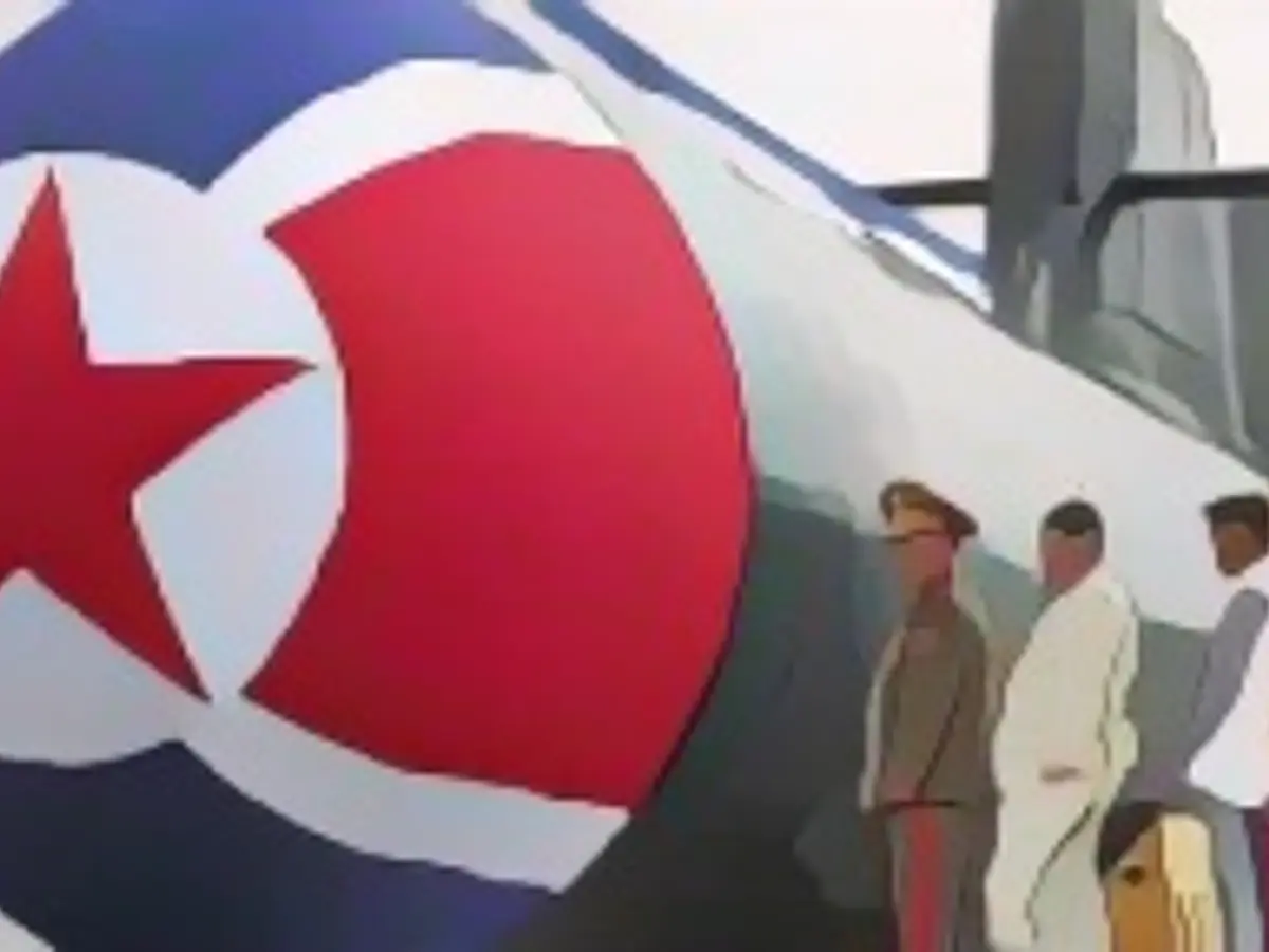 Il leader nordcoreano Kim Jong Un assiste a quella che, secondo i media statali, è stata la cerimonia di varo di un nuovo sottomarino nucleare tattico d'attacco in Corea del Nord, in questa immagine pubblicata dalla Korean Central News Agency (KCNA) l'8 settembre 2023.