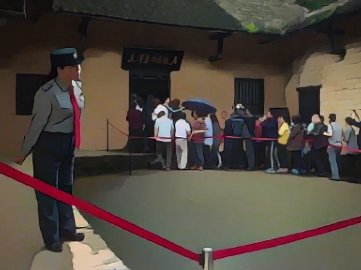 Turistler 2016 yılında Çin'in Hunan eyaletindeki Shaoshan'da Komünist lider Mao Zedong'un eski konutuna girmek için sıraya girdiler.