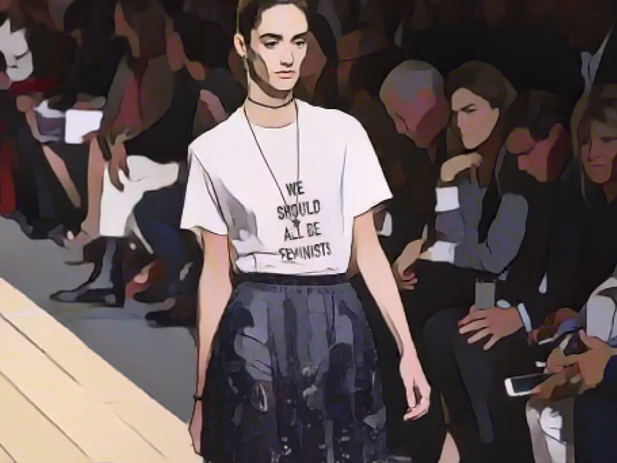 На недавнем показе Dior модель вышла на подиум в футболке с надписью 