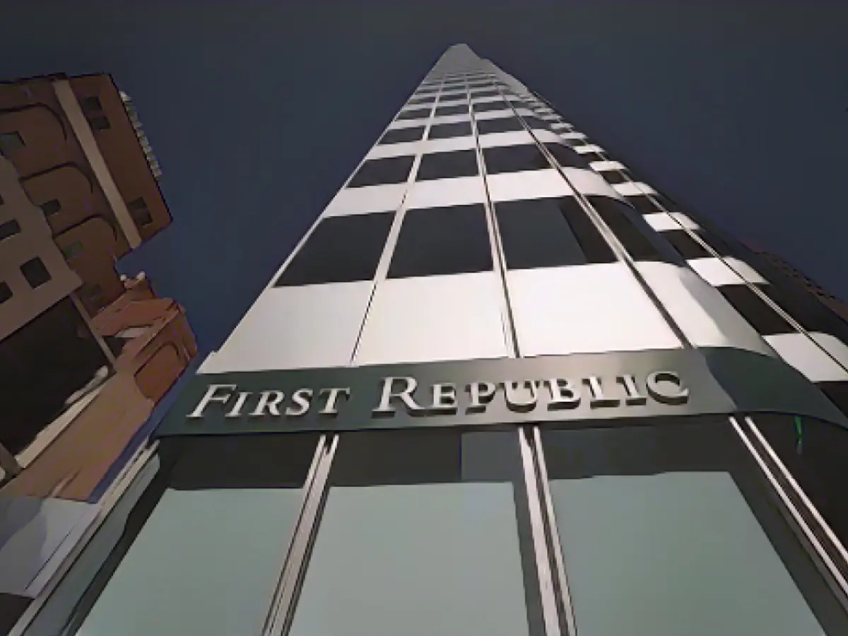 Вывеска на фасаде офиса First Republic Bank 16 марта 2023 года в Сан-Франциско.