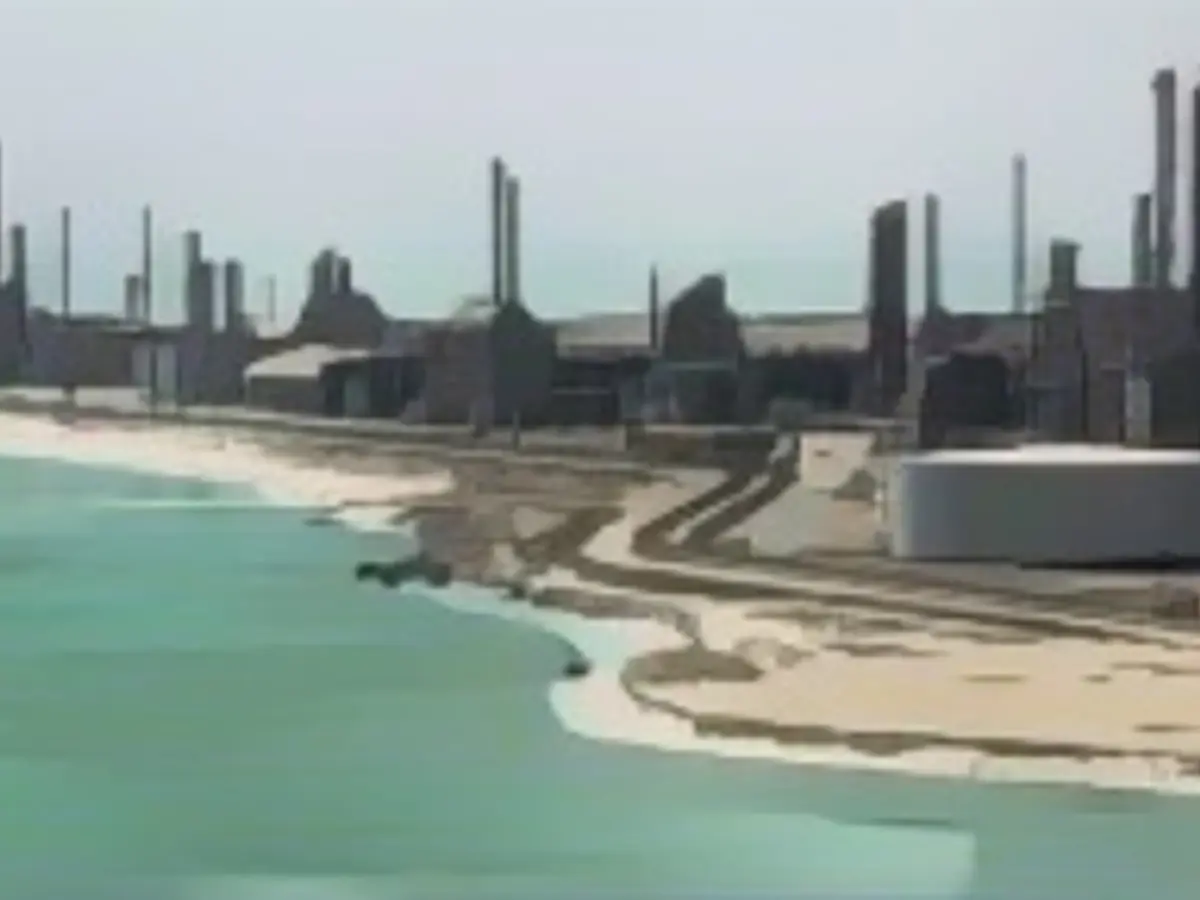Общий вид нефтеперерабатывающего завода и нефтяного терминала Ras Tanura компании Saudi Aramco в Саудовской Аравии 21 мая 2018 года.