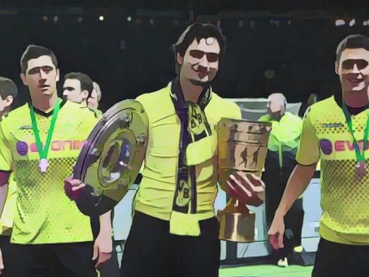 Mats Hummels (C) ve Robert Lewandowski (L) Dortmund'un yetiştirdiği yıldızlardan bazıları.