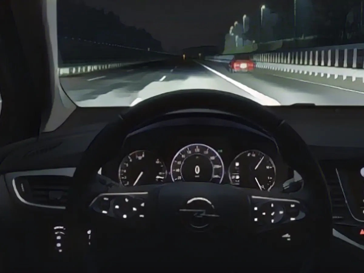 Для сравнения, освещенная дорога с матричным светом в Opel Astra.
