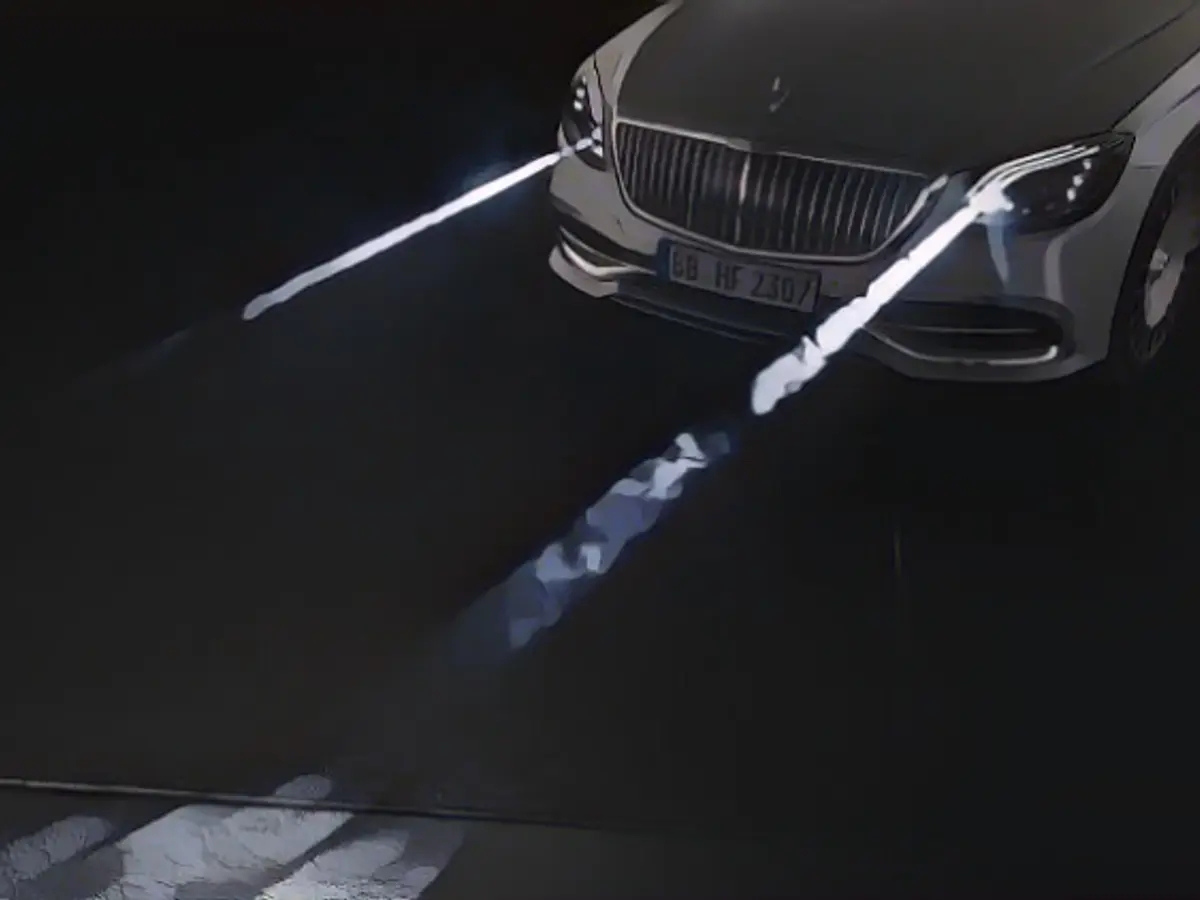 С системой Digital Light от Mercedes фара превращается в проектор.